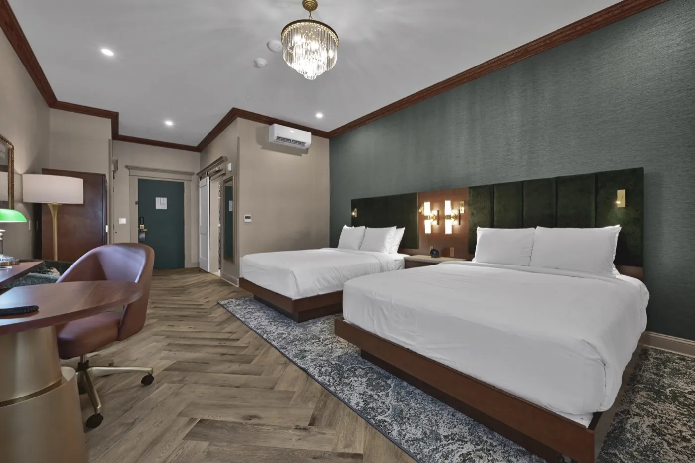 Standard Queens room